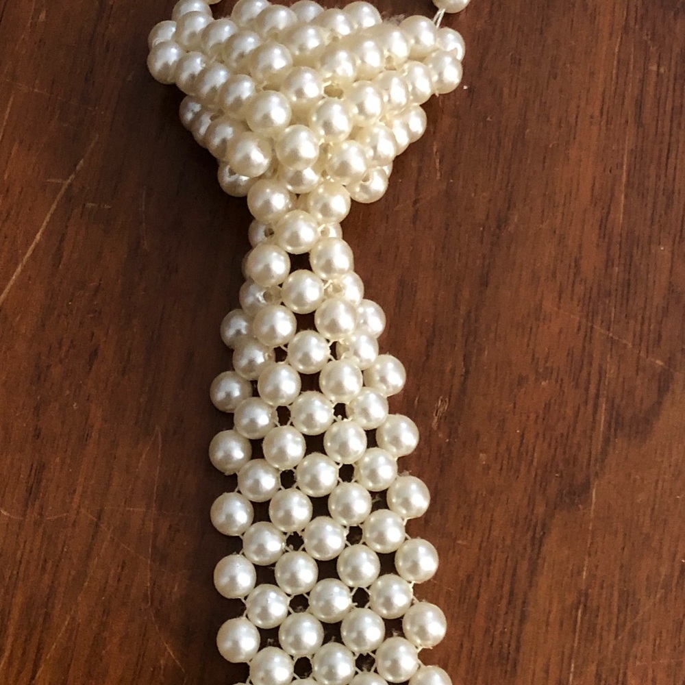 Elegant Pearl Tie - Picture 2 of 9